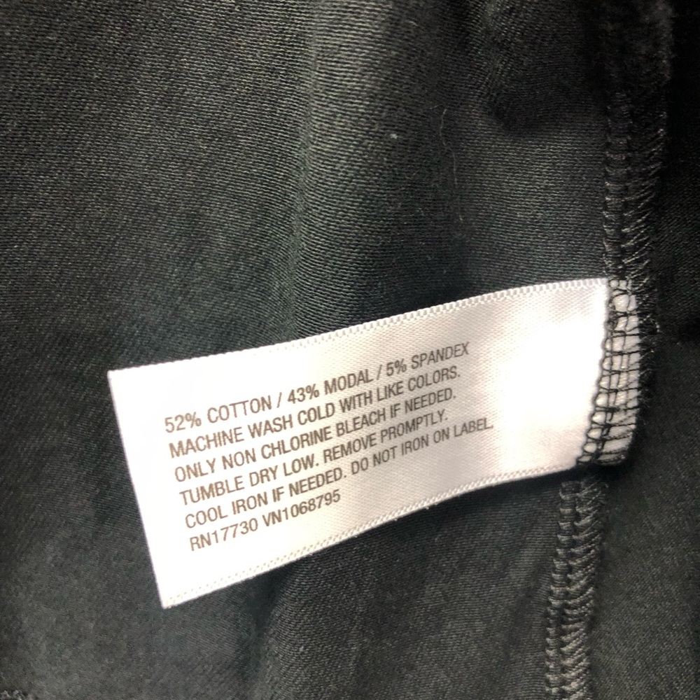 Elegant Black Sleeveless Dress - Picture 6 of 10